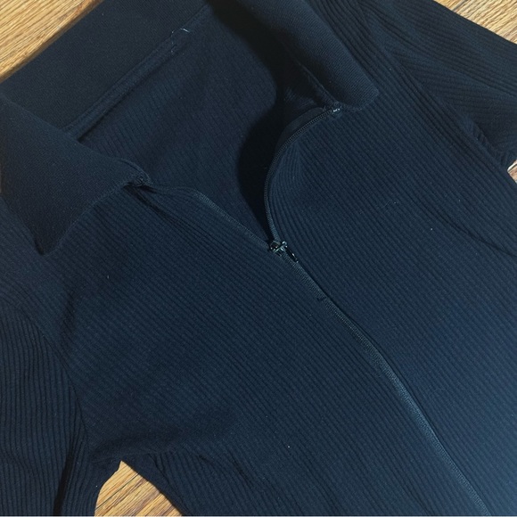 Chic Black Ribbed Crop Top - Picture 2 of 5